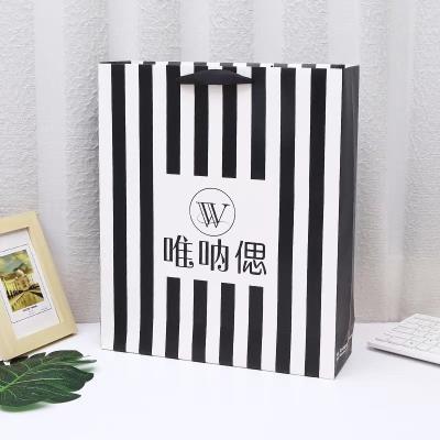 China 190gsm To 350gsm Apparel Paper Bag Shoes And Clothing Packaging en venta