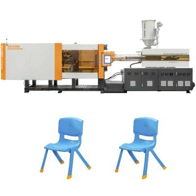 China 550T OUCO Servo Injection Molding Machine For Manufacturing Durable And Sturdy Plastic Chairs Te koop