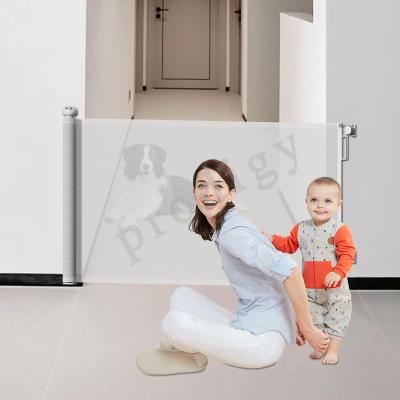 China Extra 55inches No Drilling Baby Retractable Gate Pets Mesh Safety Gate For Stair, Doorway Te koop