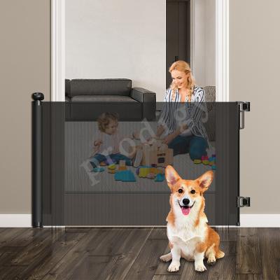 China Custom Logo Mesh Retractable Safety Door Gate Folding Baby Safety Gate For Stair Te koop