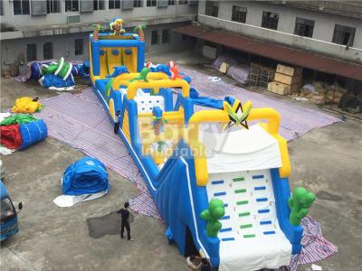 China Alquiler inflable gigante azul y amarillo alegre de la carrera de obstáculos con el tiroteo del baloncesto en venta