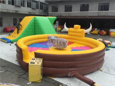 China Grandes jogos mecânicos infláveis engraçados para 1 pessoas, passeios infláveis de Bull à venda