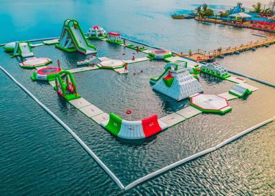 China Parques aquáticos infláveis ​​ao ar livre de resort à beira-mar, parque inflável de água flutuante para adultos à venda