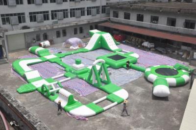 China Parque flotante inflable por diversión EN14960 del agua del patio verde en venta