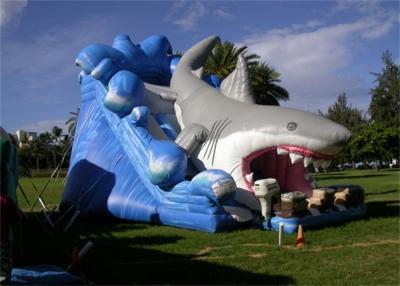 China Diapositiva inflable comercial al aire libre del tiburón de la longitud del gigante los 8M para los jugadores en venta
