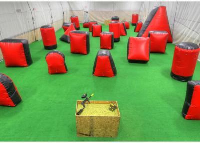 Chine Jeux gonflables de sport de tir extérieur, armes à feu gonflables rouges de Paintball de PVC à vendre