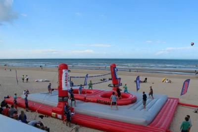 China Huge Inflatable Beach Toys Blow Up Volleyball Court With Logo Printing for sale