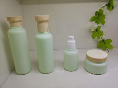 Chine La crème cosmétique en verre professionnelle d'emballage met les bouteilles en bouteille en plastique de pompe de chapeau de sembler en bois à vendre