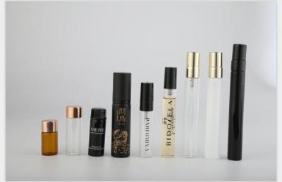 Chine Bouteille en verre réutilisable de jet de parfum en verre de fioles pour les huiles essentielles/parfum mettre la diverse couleur en bouteille à vendre