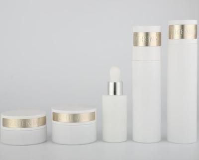 Chine les bouteilles cosmétiques de 50g 120ml écrèment des soins de la peau de pots empaquetant le logo et la peinture adaptés aux besoins du client à vendre