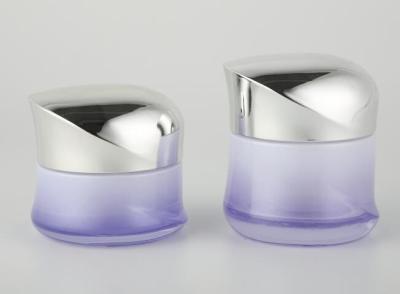 Κίνα συσκευάζοντας βάζο κρέμας γυαλιού 50g Skincare με το πλαστικό λογότυπο και τη ζωγραφική ΚΑΠ καλλυντικό προσαρμοσμένο βάζο προς πώληση