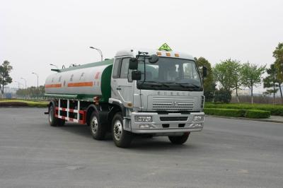 China Chasis 6x2 de Jinggong para el petróleo del transporte, camión de reparto 21cbm del combustible del acero de carbono del gasoil 220HP en venta