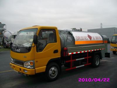 中国 軽いガソリン配達のための4000L 4x2 JACのシャーシ（115HP）の移動式燃料を補給するトラック 販売のため
