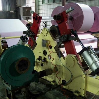 China máquina de papel sin carbono el rebobinar de Rewinder de la cortadora de papel del rollo de 1200m m que raja NCR en venta
