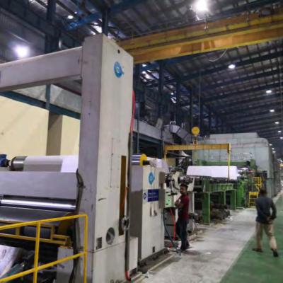 Κίνα 80g 350g 3200mm τριών καλωδίων έγγραφο που κατασκευάζει τη μηχανή 2 τη συσκευασία εγγράφου της Kraft πατωμάτων προς πώληση