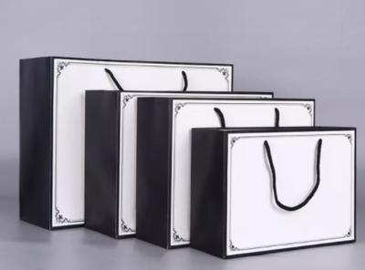 Chine Les sacs de transporteur de luxe adaptés aux besoins du client de taille, cadeau écologique met en sac l'impression offset à vendre
