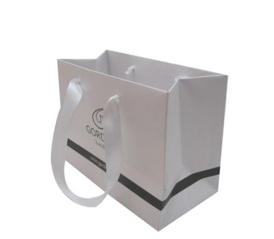 China Recyclable Custom Small Paper Bags , White Merchandise Bags Any Size Available for sale