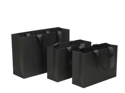 China Las bolsas de papel del negro suave del borde, regalo reciclado empaquetan la diversa forma disponible en venta