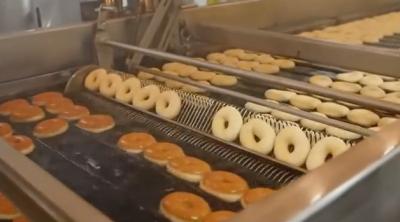 Κίνα Υψηλή doughnut αυτοματοποίησης γραμμή παραγωγής με το μορφωματικό καλύπτοντας με σεντόνι σύστημα ζύμης προς πώληση