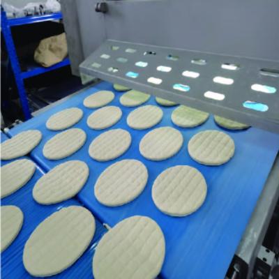 China Hohe Automatisierungs-Pizzafertigungsstraße mit industrieller Teig-bedeckendem System zu verkaufen