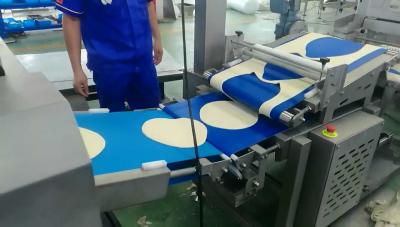 China Mínimo 2,5 milímetros de pizza automática da espessura que faz a base da pizza da máquina/a linha produção da crosta à venda