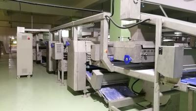 China Termine la pasta de hojaldre que hace la máquina con el horno de túnel para el proyecto de llavero en venta