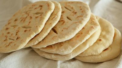 China Linha de produção automática do pão árabe da solução do Turnkey com solução espiral do refrigerador e do pacote à venda