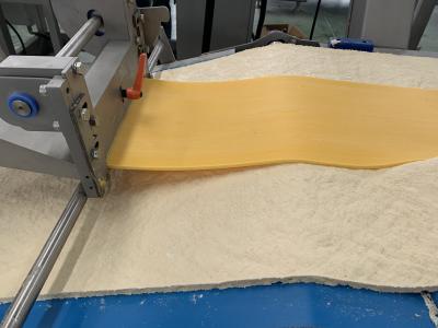 China cadena de producción de la pasta de hojaldre de la capacidad 600-1200kg/h de semiautomático/de completamente automático para los pasteles rellenos o vacíos en venta