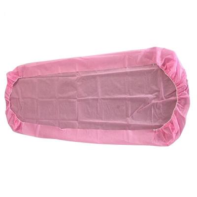China Rollo disponible no tejido blanco rosado de la cubierta de cama del OEM 10gsm de los adultos en venta
