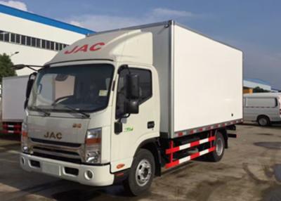 China JAC 4x2 refrigeró el camión de la caja 5 toneladas pared interna/externa de fibra de vidrio para la comida congelada en venta