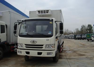 China El pequeño camión refrigerado de Sinotruk FAW 4X2, anuncio publicitario de la fibra de vidrio 5T refrigeró los camiones en venta