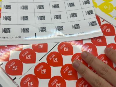 China Waterdicht doorzichtig plakker papierrol Print Custom Logo Kleefkleefmerk Te koop
