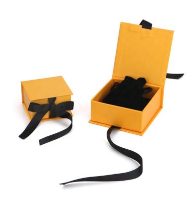 中国 Jewerlyのイヤリングの船積みのための簡単で黄色いギフト用の箱の黒のサテンのリボン 販売のため