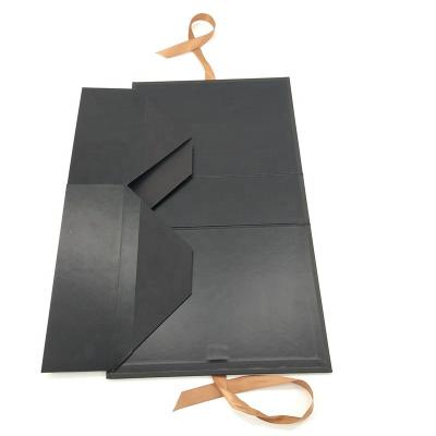 China Caixa de presente dobrável preta personalizada com fita à venda