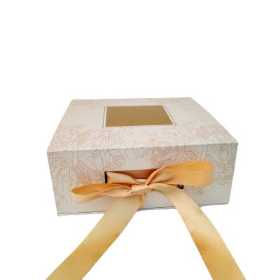 Chine Boîte de gâteau de ruban d'or de papier imperméable avec la catégorie comestible de fenêtre à vendre