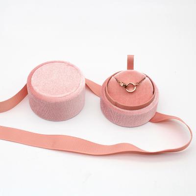 China Caixa de Ring Jewelry Velvet Custom Packaging com bloco do presente da fita à venda