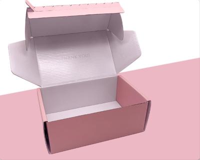 China Embalaje de tarjetas rosadas onduladas de ropa Cajas de regalo con cinta adhesiva en venta
