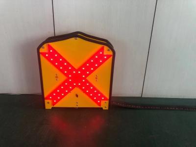 中国 ゴム製引き込み式の十字ラインLEDの矢の印板DC AC太陽エネルギーの供給 販売のため