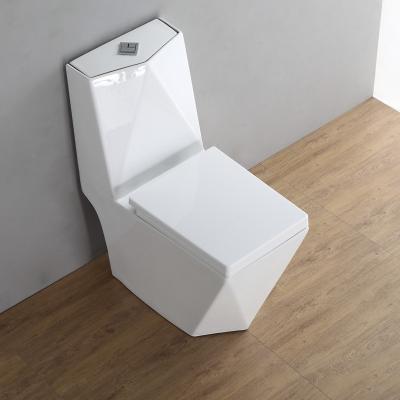 China Ceramic Square Peeping WC One Piece Toilet P Trap ODM moulding en venta