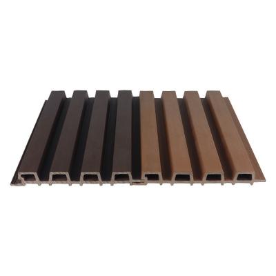 China Brown 25x227mm WPC Cladding Wall Panel For Hotel Park Wood Plastic Composite Siding Grille Plank à venda