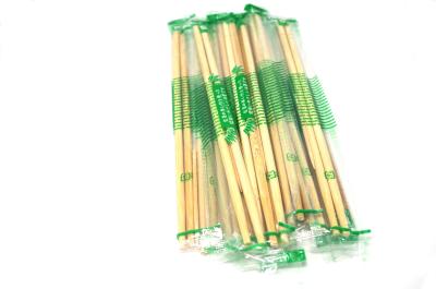 China O indivíduo embalou hashis de bambu descartáveis com o palito em uns sacos de plástico à venda