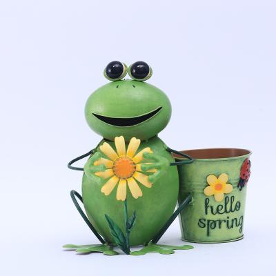 China Small Animal Garden Ornament Metal Lightweight Frog Shaped Garden Bucket en venta
