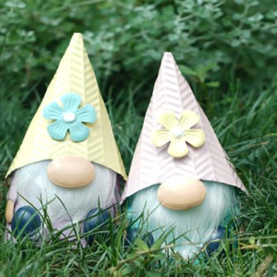 China Metal Garden Gnome Ornaments Outdoor Decor Small Flower Gnome for sale