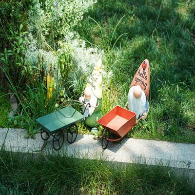 China Recycled Small Metal Garden Ornaments Gnome Pushing The Cart With Planter à venda