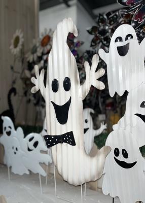 China Outdoor Metal Halloween Ornaments Garden Statues Lifelike Ghost Plug In en venta