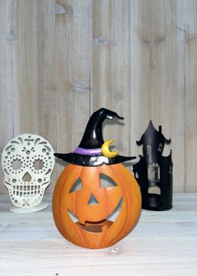 China Small Metal Halloween Pumpkin Ornaments Candlestick Metal House Ornaments for sale