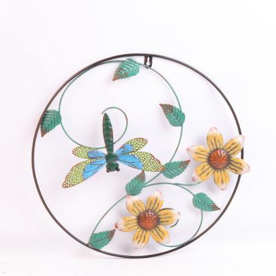 China Modern Metal Wall Hanging Ornaments Round Frame With Dragonfly Butterfly Leaf Flower Te koop
