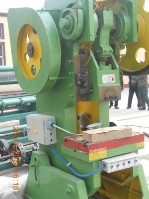 Китай Автоматический автомат для изготовления колючей проволоки бритвы прокладок концертины 9, расширенная машина сетки продается
