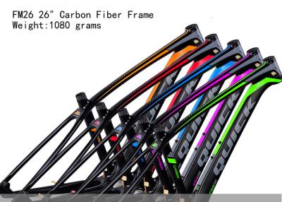 Chine la pleine vue FM26 de fibre de carbone de la bicyclette 26er du vélo de montagne léger 1080 grammes a effilé les différentes couleurs PF30 à vendre