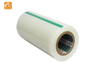 Chine Le dissolvant a basé le matériel extérieur adhésif de PE de petit pain de film de protection pour la feuille acrylique à vendre